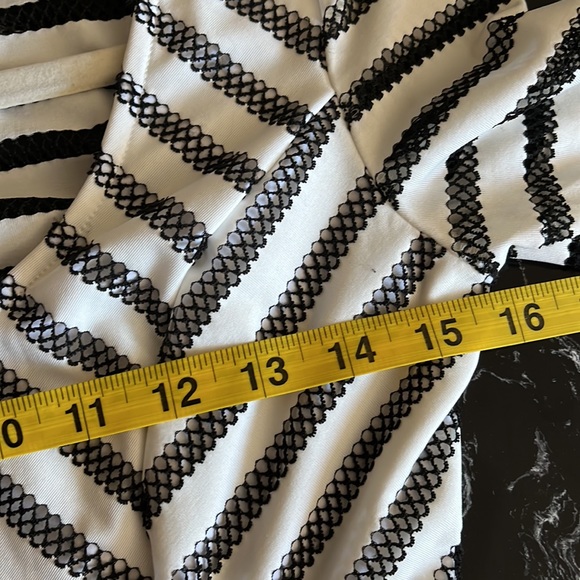 💖🤍🖤Guess White & Black Crochet Stripe Pattern Peplum Top-XS-EUC - Picture 11 of 14